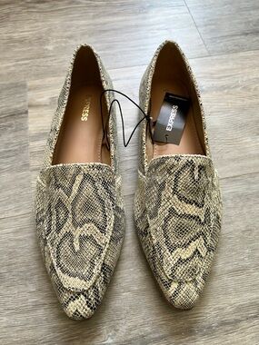 Express Women's Snake-Print Pointed Loafers in Beige and Black